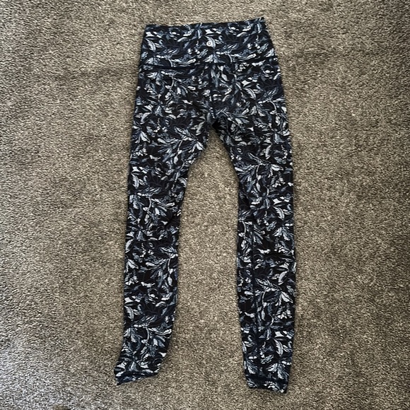 LuluLemon Wunder Under Graphic legging - Picture 2 of 2